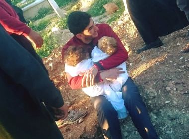 Foto de pai abraçado a filhos mortos após ataque na Síria comove internautas