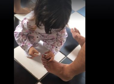 Primeira-dama posta vídeo de filhas pintando unhas de Rui Costa