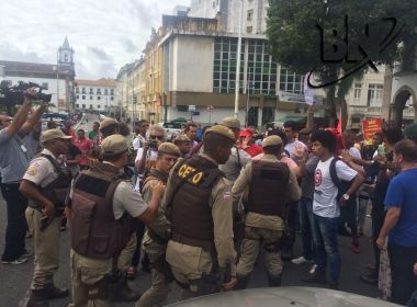  Escola sem Partido: Manifestantes brigam durante ato em frente à Câmara