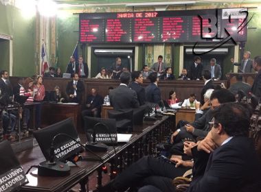 Sob protestos, CMS aprova projeto que muda previdência dos servidores municipais
