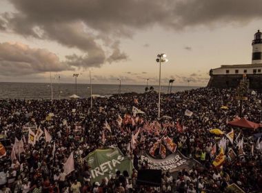 Com artistas, políticos e entidades, manifestação enche Farol da Barra
