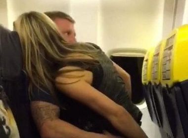 Inglês com noiva grávida é flagrado transando dentro de avião em voo para Ibiza