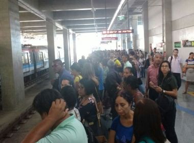 Metrô tem atraso de 11 minutos após defeito em porta de composição