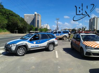 Transalvador tenta liberar viaduto na Av. Paralela e viaturas da PM impedem