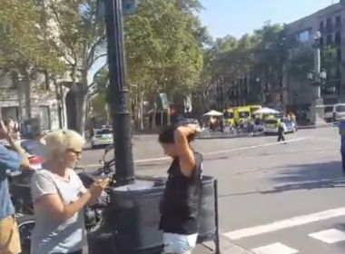 Polícia mata suspeito de dirigir van em ataque terrorista a Barcelona