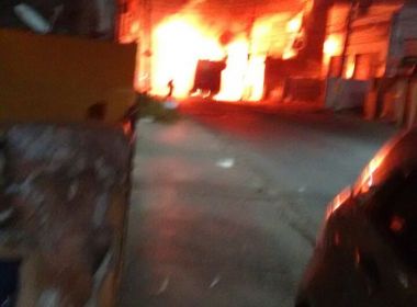 Ônibus é incendiado no IAPI na noite desta segunda após morte de traficante da região