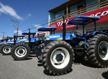 Rui entrega tratores e firma convênios para pequenos agricultores no sudoeste da Bahia