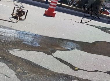 Rompimento de adutora na Av. Ogunjá deixa trânsito lento na região; Embasa está no local