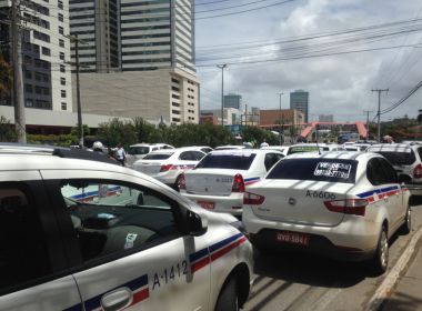 Taxistas fazem manifestação contra aplicativos de 'transporte clandestino' em Salvador