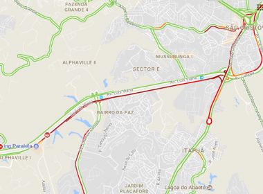 Alagamento em viaduto causa congestionamento na Paralela