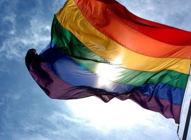 ONG pede fim da 'cura gay' na China; tratamento utiliza hipnoterapia e eletrochoque