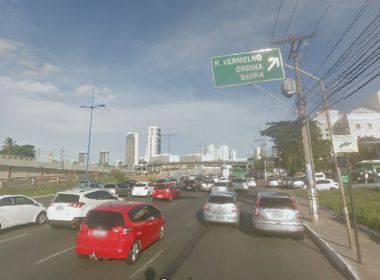 Manifestação deixa trânsito congestionado na Avenida ACM, próximo à Universal