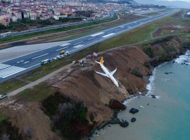 Avião derrapa na pista de pouso e fica pendurado em barranco na Turquia