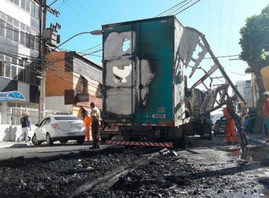Caminhão pega fogo após atingir fios da rede elétrica na Pituba; via é bloqueada