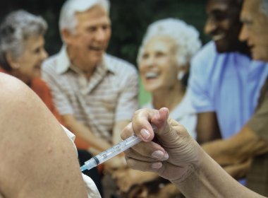 Fundação de Saúde das Américas recomenda vacinação para idosos