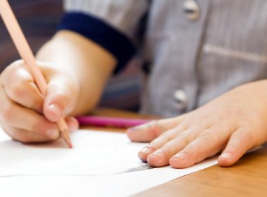 Escrever à mão desenvolve o cérebro, diz estudo