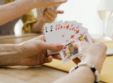Jogar cartas pode promover melhora em vítimas de AVC, aponta estudo