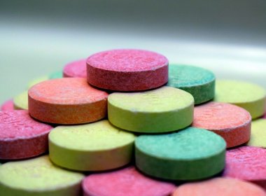 Anvisa suspende vendas de antibióticos de três empresas 