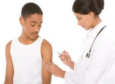 Vacina contra HPV para homens vai ajudar a prevenir câncer nas mulheres