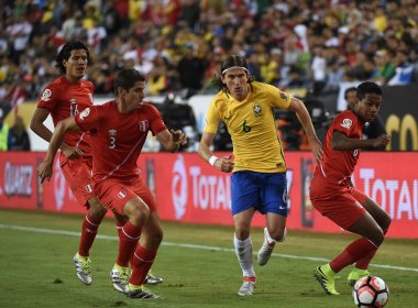 Brasil sofre gol controverso, perde para o Peru e está fora da Copa América