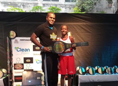 Baiana de 12 anos conquista cinturão de boxe em torneio em São Paulo