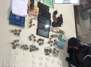 Simões Filho: Homem é preso com arma e 200 porções de cocaína