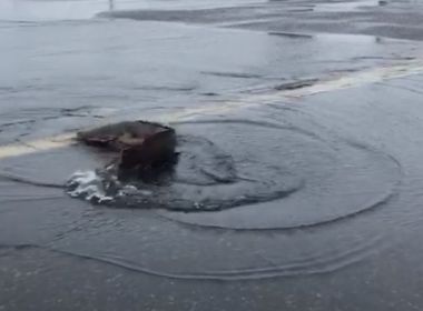 VÍDEO: Após volume do rio subir, peixes vão parar na pista do aeroporto de Ilhéus