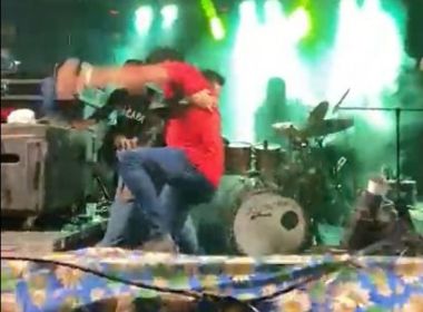 VÍDEO: Palco desaba em apresentação de banda durante festa junina em Ipirá