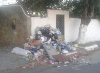 Camaçari: População joga lixo na porta da casa do prefeito