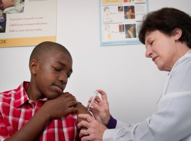 Vacina contra HPV começa a ser oferecida a meninos em janeiro