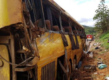 Ônibus que saiu da Bahia com destino a São Paulo tomba em MG; 7 pessoas morrem
